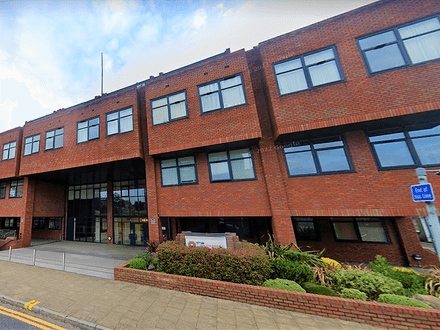 Spacious Studio with 24hr Concierge Service & Gated Off Street Parking 