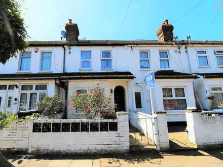 Spacious Home with Three Double Bedrooms